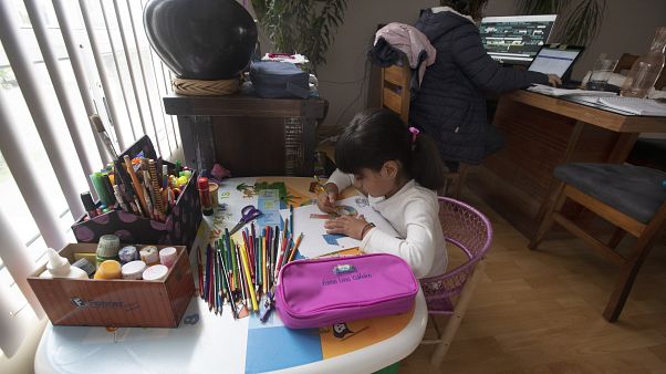 Una niña mexicana hace sus deberes en casa tras atender un curso online. Una niña mexicana hace sus deberes en casa tras atender un curso online.