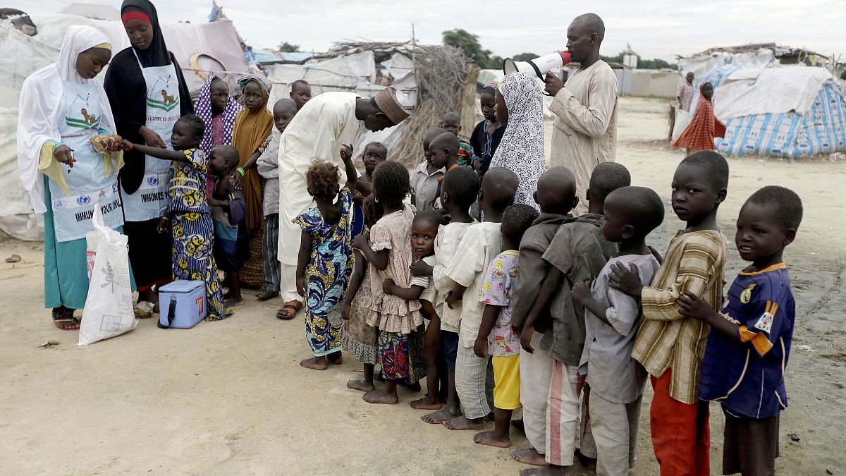 کودکان در نیجریه برای دریافت واکسن فلج اطفال صف کشیده اند. آرشیو/۲۰۱۶