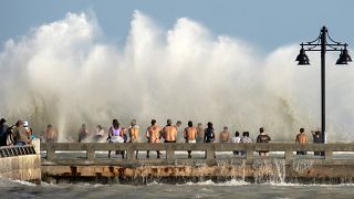 سكان فضوليون في كي ويست، يشاهدون الأمواج العاتية لعاصفة لاورا - 2020/08/24