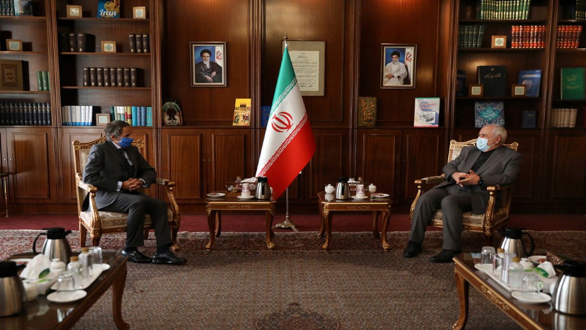 وزير الخارجية الإيراني محمد جواد ظريف مستقبلاً في مكتبه مدير عام الوكالة الدولية للطاقة الذرية رافايل ماريانو غروسي 