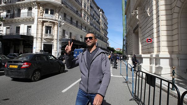 الصحفي الجزائري خالد دراريني يرفع علامة V عند مغادرته قاعة المحكمة في الجزائر العاصمة في 10 مارس 2020 الصحفي الجزائري خالد دراريني يرفع علامة V عند مغادرته قاعة المحكمة في الجزائر العاصمة في 10 مارس 2020