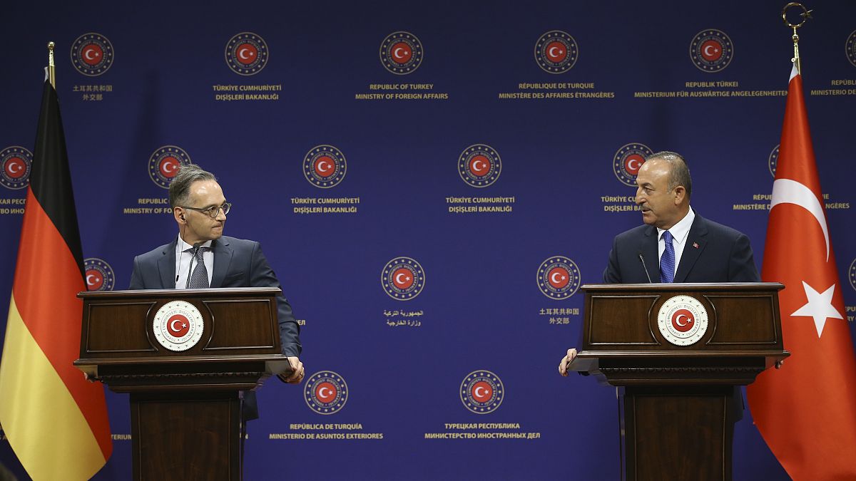 Turkey's Foreign Minister Mevlut Cavusoglu, right, and German counterpart Heiko Maas 
