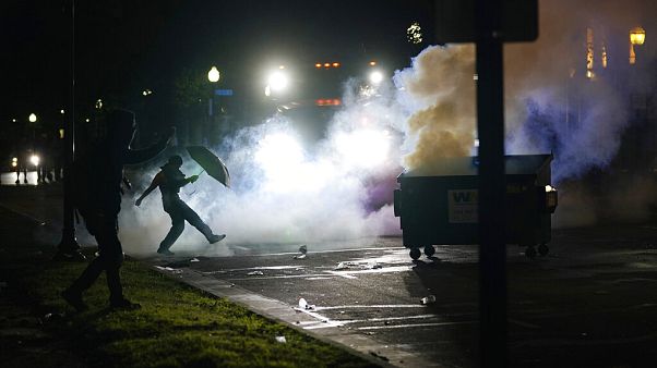 El gobernador de Wisconsin declara el estado de emergencia por los disturbios raciales en Kenosha El gobernador de Wisconsin declara el estado de emergencia por los disturbios raciales en Kenosha