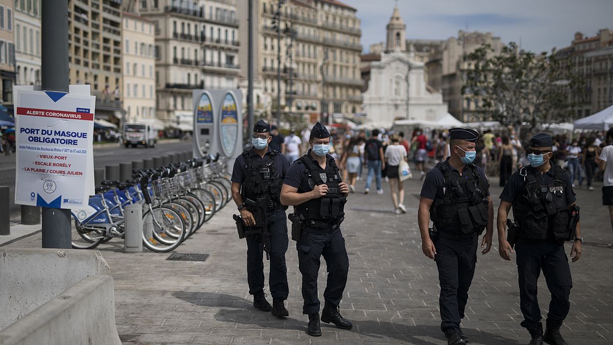 França agrava restrições e Sardenha regista mais de mil contágios