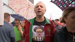 Στους δρόμους αντίπαλοι και υποστηρικτές του Λουκασένκο