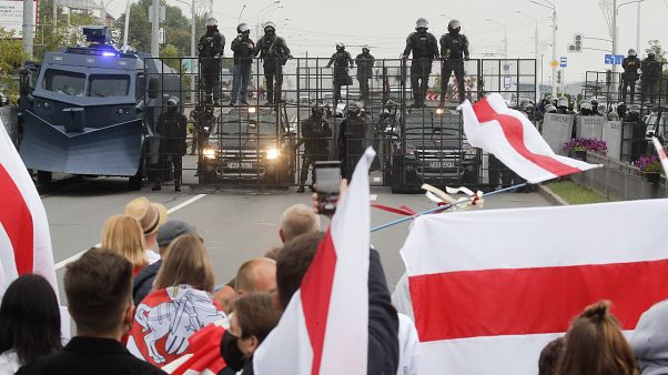 Belorusz tüntetők állnak egy rohamrendőri útlezárással előtt Minszkben 2020. augusztus 23-án Belorusz tüntetők állnak egy rohamrendőri útlezárással előtt Minszkben 2020. augusztus 23-án