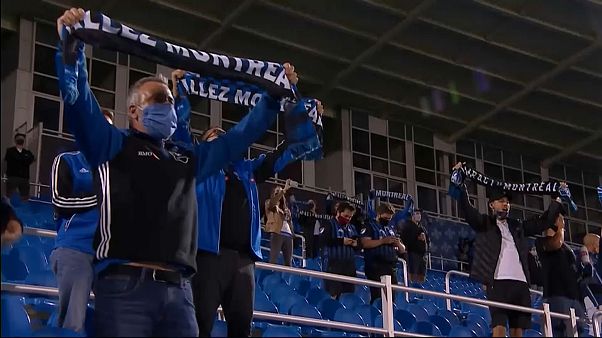 Adeptos assistem ao jogo entre Impact de Montreal e o Vancouver Whitecaps Adeptos assistem ao jogo entre Impact de Montreal e o Vancouver Whitecaps