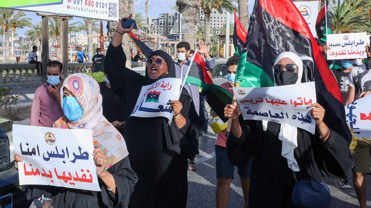 سيدات يشاركن في مظاهرة ضد الفساد في طرابلس