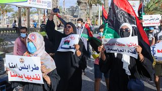 سيدات يشاركن في مظاهرة ضد الفساد في طرابلس