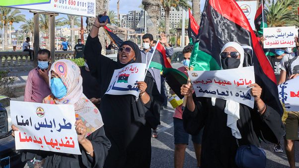 سيدات يشاركن في مظاهرة ضد الفساد في طرابلس سيدات يشاركن في مظاهرة ضد الفساد في طرابلس