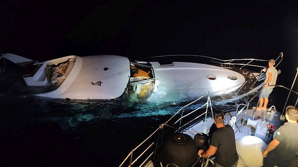 Το ημιβυθισμένο σκάφος των μεταναστών Το ημιβυθισμένο σκάφος των μεταναστών