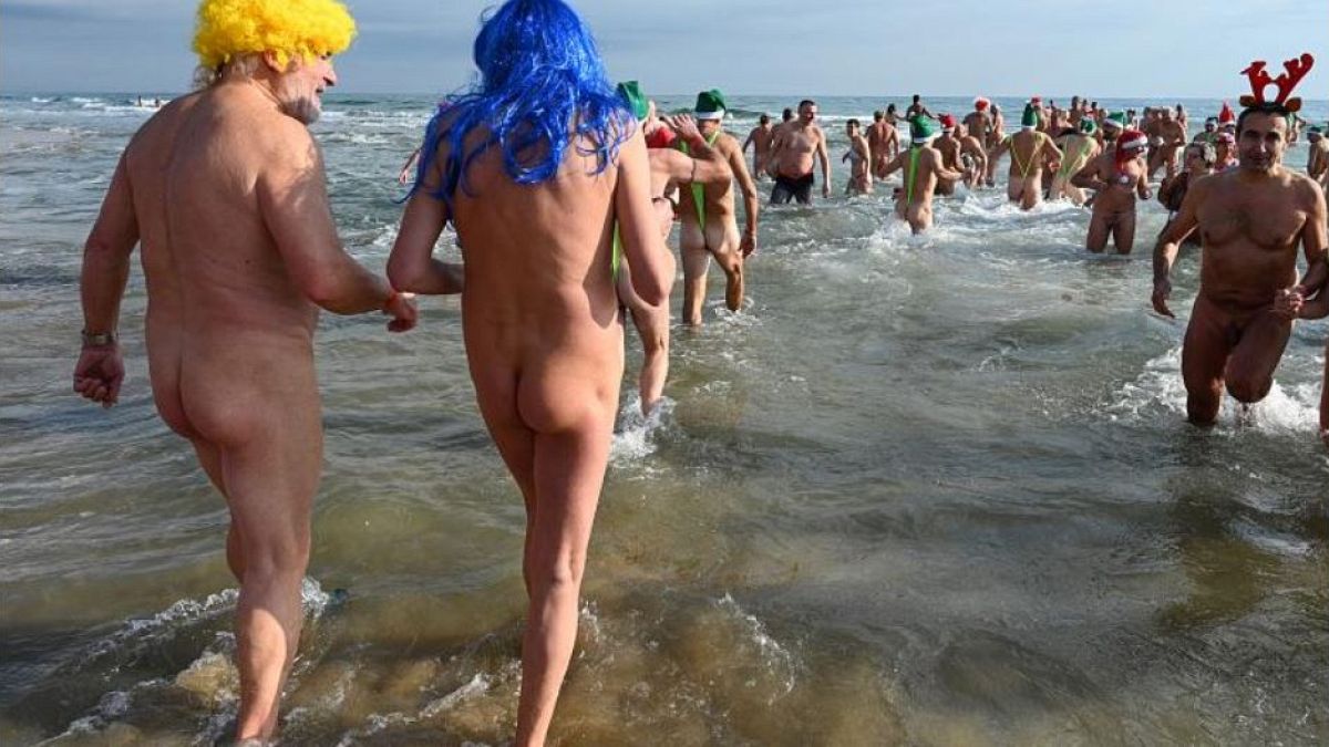 FKK-Fans beim Neujahrsschwimmen am Strand von Cap d'Agde