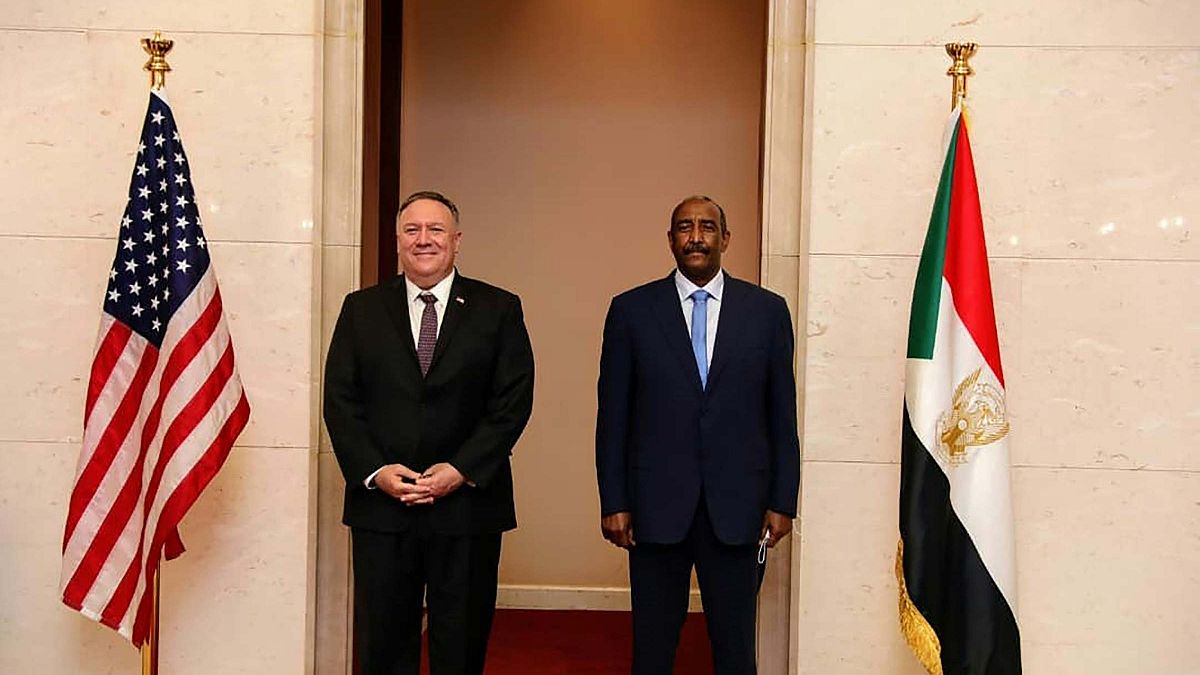 وزير الخارجية الأمريكي مايك بومبيو يقف لالتقاط صورة مع رئيس مجلس السيادة السوداني الجنرال عبد الفتاح البرهان في الخرطو، 25 أغسطس2020.
