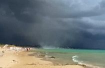 گردباد در ساحل جنوب ایتالیا گردشگران را شگفت‌زده کرد