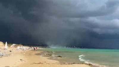 Sandtornado überrascht Urlauber am Strand in Apulien 