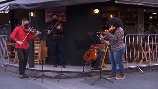 Brasilien: Junge Musiker spielen in Favela