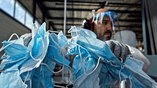 Des masques jetables recyclés par la société Plaxtil dans l'ouest de la France, le 25 août 2020
