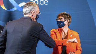 Annegret Kramp-Karrenbauer begrüßt Nato-Generalsekretär Jens Stoltenberg