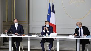 الرئيس الفرنسي إيمانويل ماكرون يترأس اجتماعًا أسبوعيًا لمجلس الوزراء مع رئيس الوزراء جان كاستكس  ووزير الخارجية جان إيف لودريان.