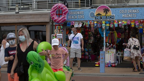 Des vacanciers sur le bord de mer de Blankenberge en Belgique, le 11 août 2020 Des vacanciers sur le bord de mer de Blankenberge en Belgique, le 11 août 2020
