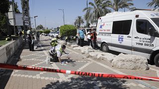 تنظيف موقع حادث الطعن في مدينة بتاح تكفا وسط إسرائيل، الأربعاء 26 أغسطس 2020.