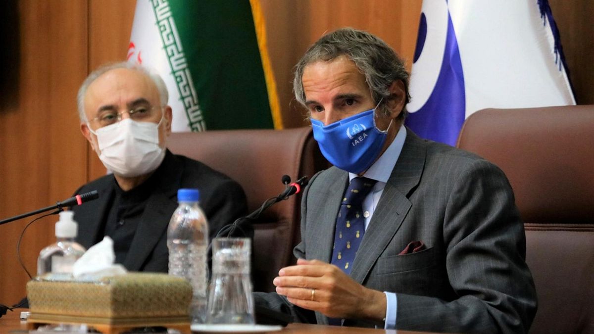 رافائل گروسی،‌ مدیر کل سازمان انرژی اتمی هنگام دیدار با علی اکبر صالحی،‌ معاون رئیس جمهوری ایران