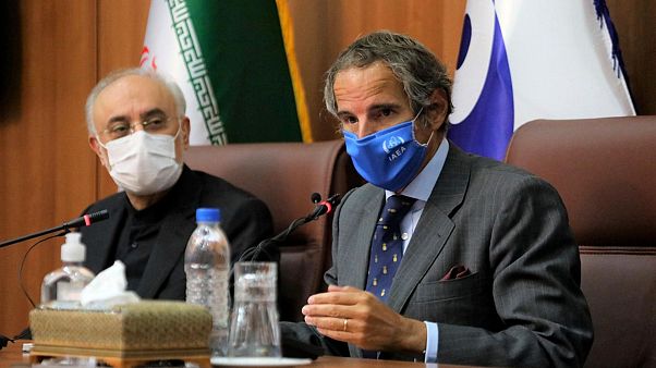 رافائل گروسی،‌ مدیر کل سازمان انرژی اتمی هنگام دیدار با علی اکبر صالحی،‌ معاون رئیس جمهوری ایران