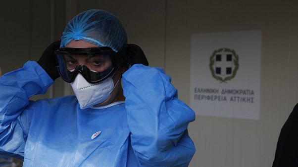 Νοσηλευτής ετοιμάζεται να διεξάγει διαγνωστικό τεστ Νοσηλευτής ετοιμάζεται να διεξάγει διαγνωστικό τεστ
