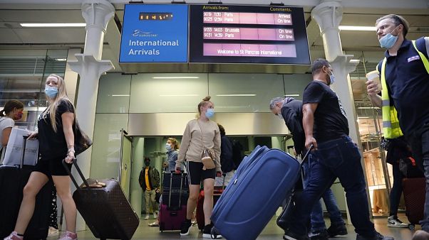 Londres impuso su propia norma de cuarentena a los viajeros procedentes de Francia el 15 de agosto, provocando el pánico en los británicos que se apresuraron a volver. Londres impuso su propia norma de cuarentena a los viajeros procedentes de Francia el 15 de agosto, provocando el pánico en los británicos que se apresuraron a volver.