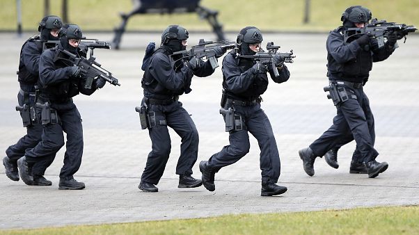 Eğitim yapan Alman polisi (arşiv) Eğitim yapan Alman polisi (arşiv)