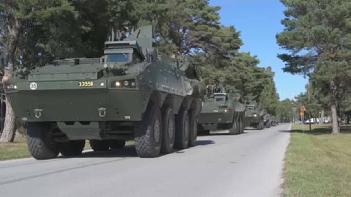 A svéd haderő járművei vonulnak