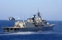 Un hélicoptère atterit sur un navire de guerre de l'armée grecque en exercice dans la mer Méditerranée, le 25 août 2020
