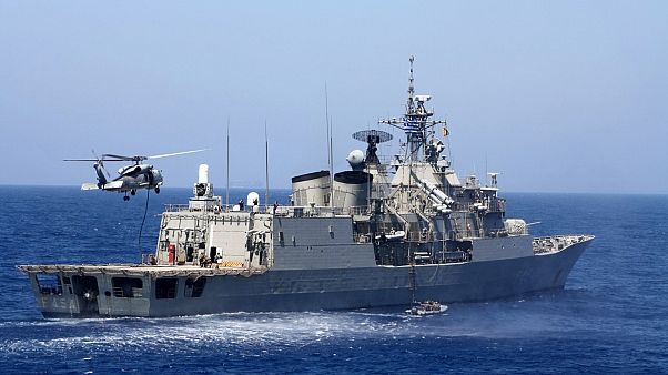 Un hélicoptère atterit sur un navire de guerre de l'armée grecque en exercice dans la mer Méditerranée, le 25 août 2020 Un hélicoptère atterit sur un navire de guerre de l'armée grecque en exercice dans la mer Méditerranée, le 25 août 2020