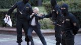 Nina Baginskaya, de 73 años, lucha contra la policía durante una manifestación de partidarios de la oposición bielorrusa en Minsk, el 26 de agosto de 2020. 