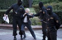 L'attivista dell'opposizione Nina Baginskaya, 73 anni, viene strattonata dalla polizia bielorussia durante una manifestazione del 26 agosto scorso