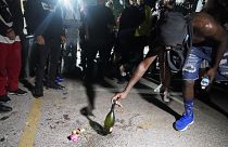 Un manifestant place une bouteille à l'endroit où un homme a été tué par balle mardi soir, lors de manifestations, à Kenosha, États-Unis, le 26 août 2020