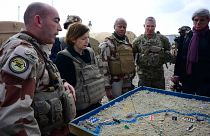 وزيرة الدفاع الفرنسية فلورانس بارلي في قاعدة عمليات كتيبة المدفعية الفرنسية ، بالقرب من القائم في محافظة الأنبارغربي العراق، 9 شباط / فبراير 2019. 