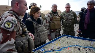 وزيرة الدفاع الفرنسية فلورانس بارلي في قاعدة عمليات كتيبة المدفعية الفرنسية ، بالقرب من القائم في محافظة الأنبارغربي العراق، 9 شباط / فبراير 2019.