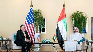 وزير الخارجية الأمريكي مايك بومبيو مع مستشار الأمن القومي لدولة الإمارات العربية المتحدة الشيخ طحنون بن زايد آل نهيان، الإمارات العربية المتحدة، 26 أغسطس 2020