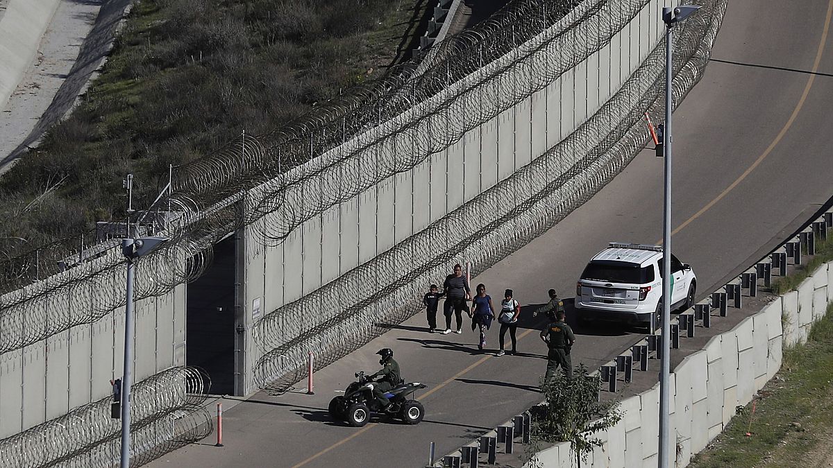 ABD-Meksika sınırında gözaltına alınan Honduraslı göçmenler
