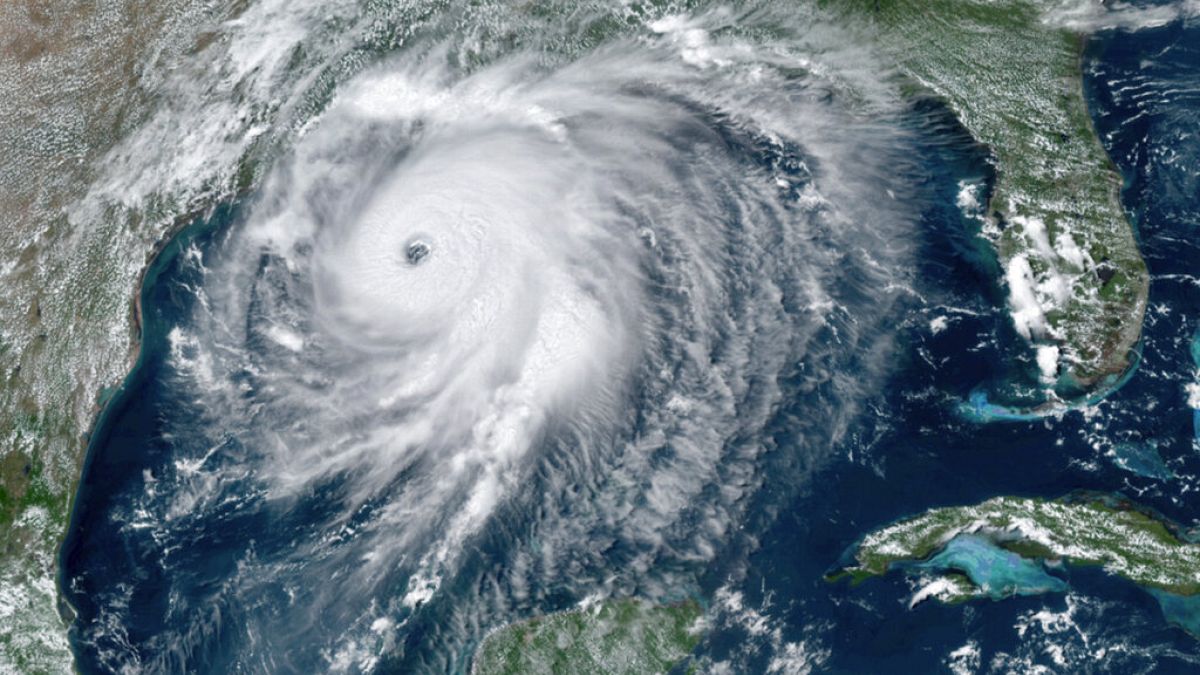 El huracán se reforzó en las aguas del Golfo de México y ha tocado tierra con categoría 4