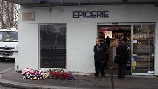 Des gerbes de fleurs devant l'épicerie juive Hyper Cacher à Paris, le 7 janvier 2019