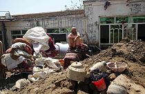 شهروند ولایت پروان روی ویرانه‌های منزل مسکونی‌اش پس از جاری شدن سیل