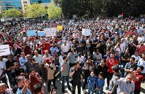 أساتذة المدارس الحكومية يتظاهرون للمطالبة بزيادة الرواتب أمام مجمع النقابات المهنية في العاصمة الأردنية عمان، 3 أكتوبر 2019.