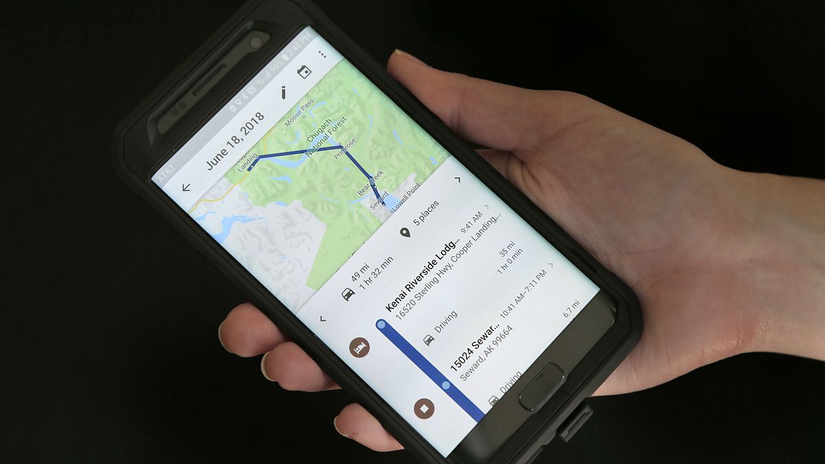 هاتف محمول  يعرض تطبيق غوغل للخرائط في نيويورك. 