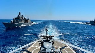 In questa foto fornita dal Ministero della Difesa greco, le navi da guerra partecipano a un'esercitazione militare nel Mediterraneo orientale