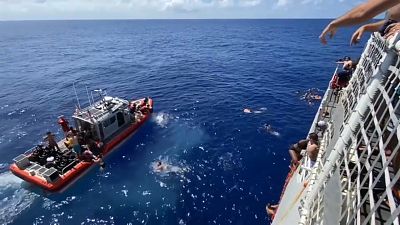  Береговая охрана США спаслась от акулы