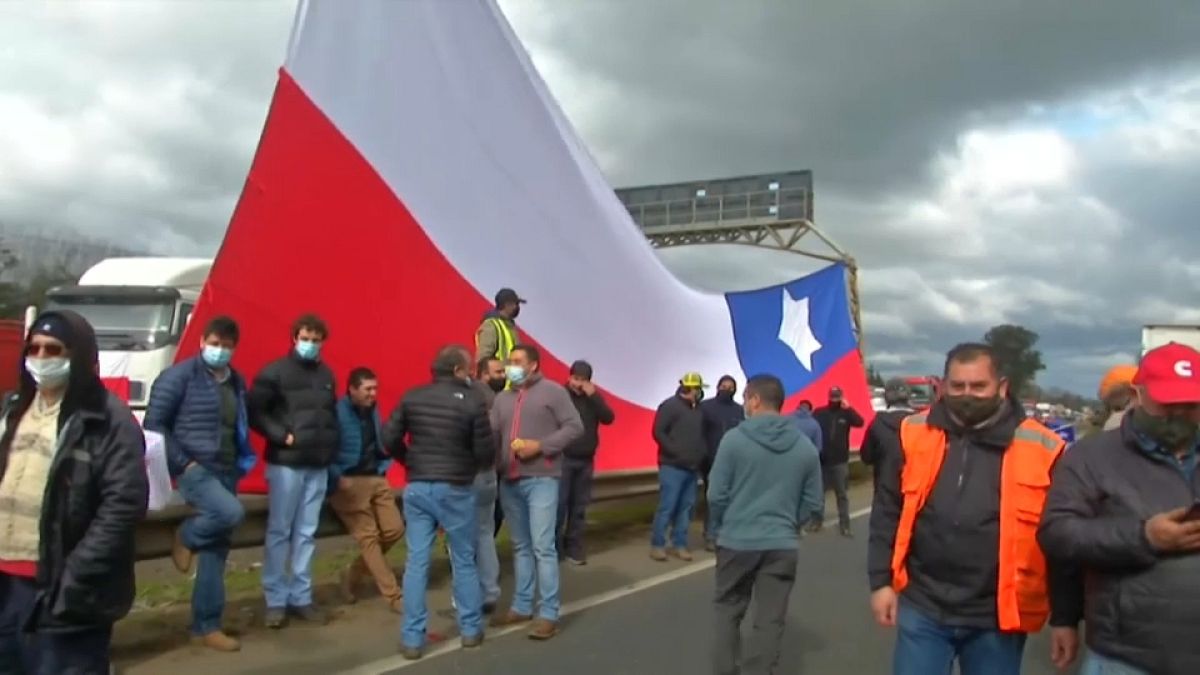 Varios camioneros bloquean la carretera durante el paro indefinido de transportistas en Chile