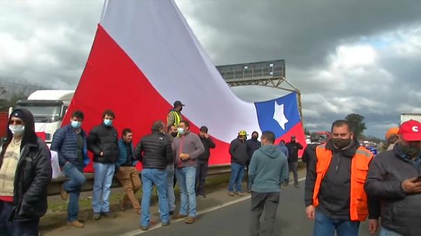 Varios camioneros bloquean la carretera durante el paro indefinido de transportistas en Chile Varios camioneros bloquean la carretera durante el paro indefinido de transportistas en Chile