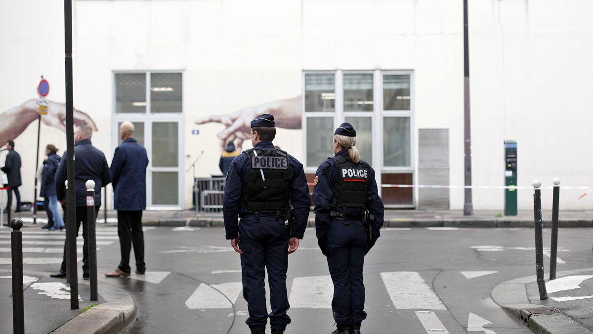 Oficiales de policía durante la ceremonia de conmemoración del quinto aniversario del ataque, frente a la antigua oficina del periódico satírico Charlie Hebdo.